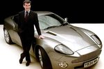 Pierce Brosnan et l'Aston Martin Vanquish - Crédit photo : H&H Classics