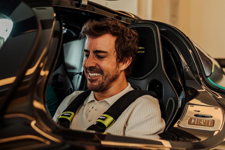 Fernando Alonso prend possession de son Aston Martin Valkyrie