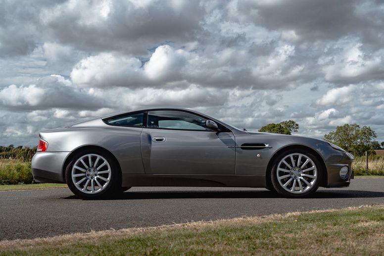 Une Aston Martin Vanquish utilisée par James Bond proposée aux enchères