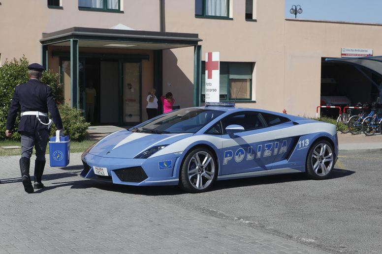 Lamborghini célèbre 20 ans de collaboration avec la Police italienne