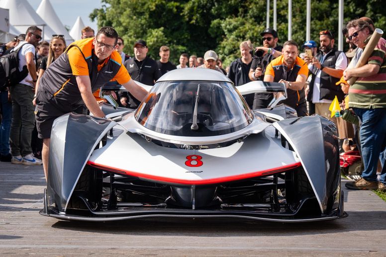 Mika Häkkinen en piste avec la McLaren Solus GT à Goodwood