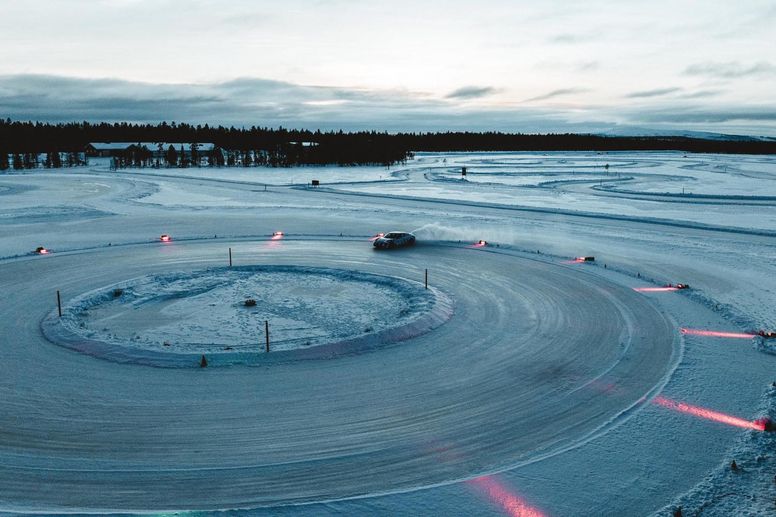 Le Porsche Taycan signe un nouveau record tout en glisse