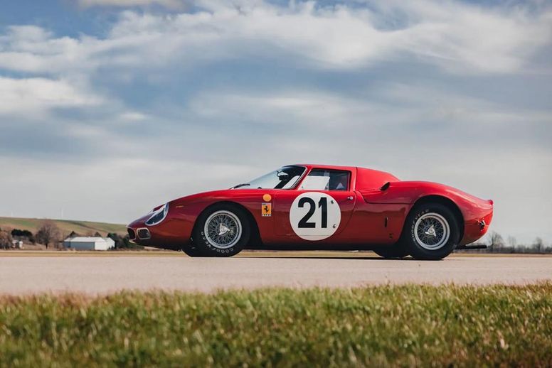 Une Ferrari 250 LM adjugée près de 35 millions d'euros à Paris