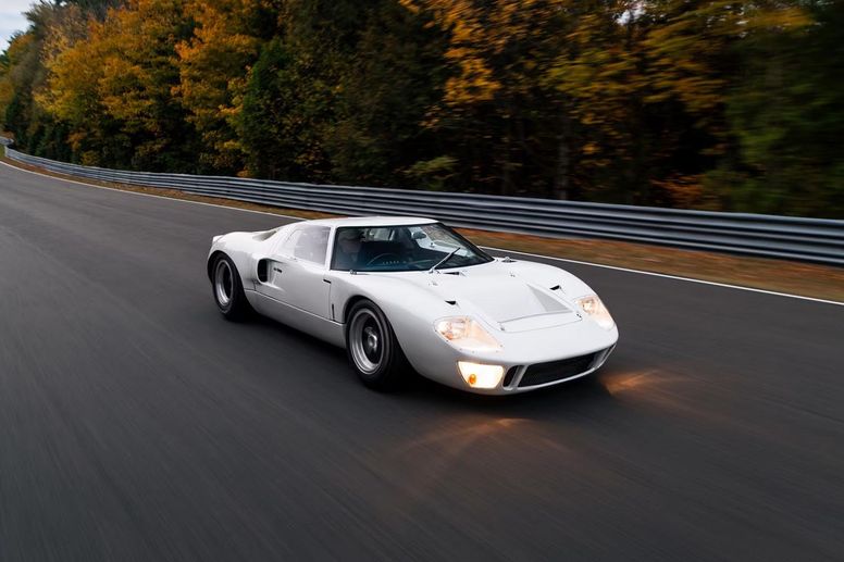 Une Ford GT40 s'illustre lors de la vente Mecum Auctions de Monterey