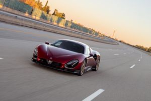 L'Alfa Romeo 33 Stradale lancée à 333 km/h sur l'anneau de Nardo