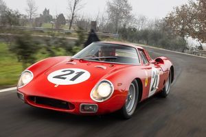 Une Ferrari 250 LM adjugée près de 35 millions d'euros à Paris