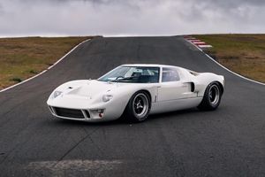 Une Ford GT40 s'illustre lors de la vente Mecum Auctions de Monterey