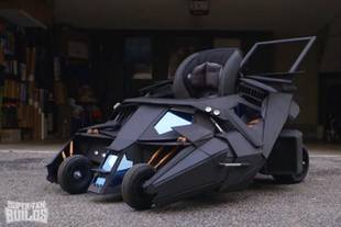 Une poussette en forme de Batmobile