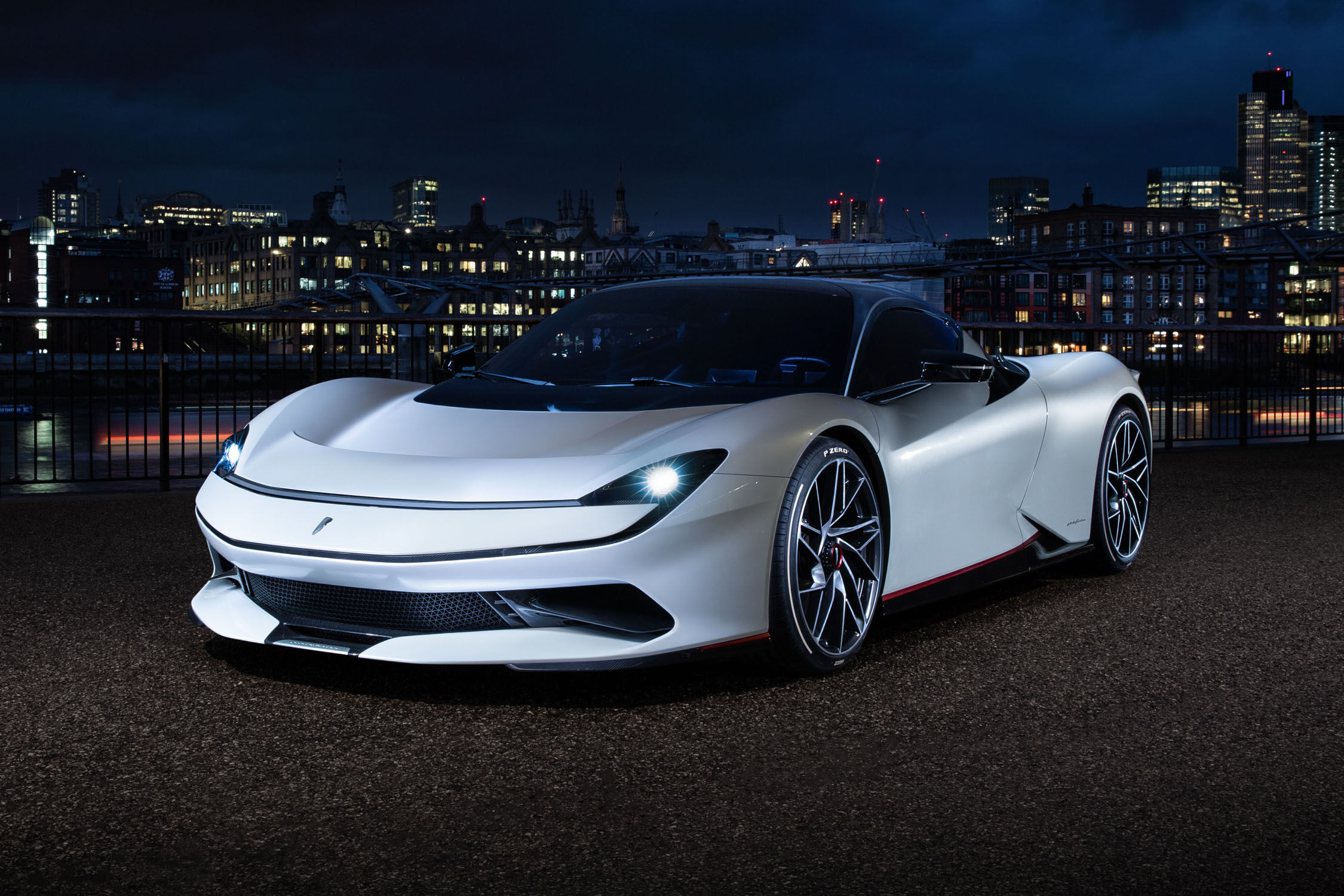 Un oneoff Pininfarina Battista rend hommage à Leonard de