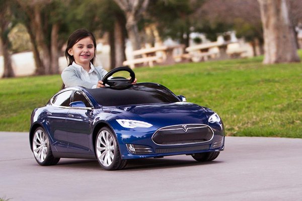 VIDÉO - Les enfants ont maintenant droit à leur Tesla Model S