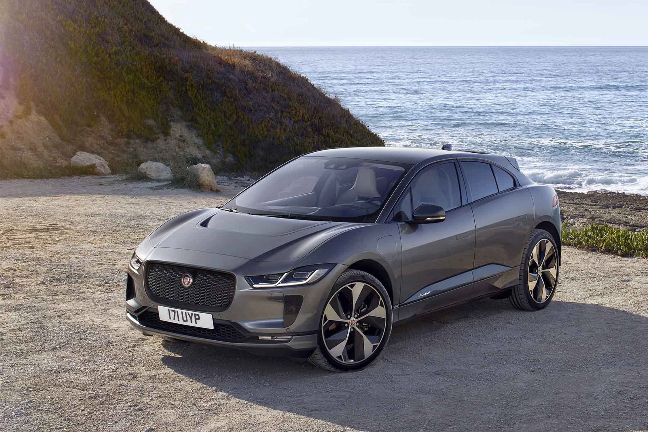 Фото автомобилей 2019. Jaguar i-Pace. Ягуар электромобиль кроссовер i-Pace. Ягуар i Pace 2019. Ягуар электрокар i Pace 2020.